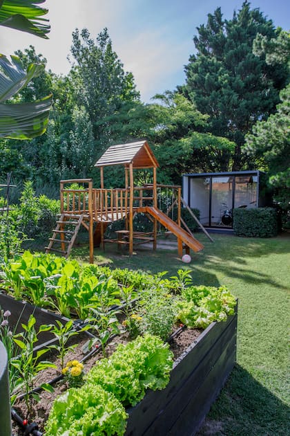 Estudio acustizado, casita de madera y huerta: no falta nada.