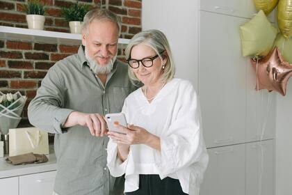 Estudio de Harvard asegura que las personas encuentran la felicidad a los 60 años y revela los hábitos necesarios