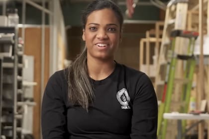 Estudió diseño y administración, atraída por la moda y la arquitectura, sin imaginar un futuro en el oficio de electricista.