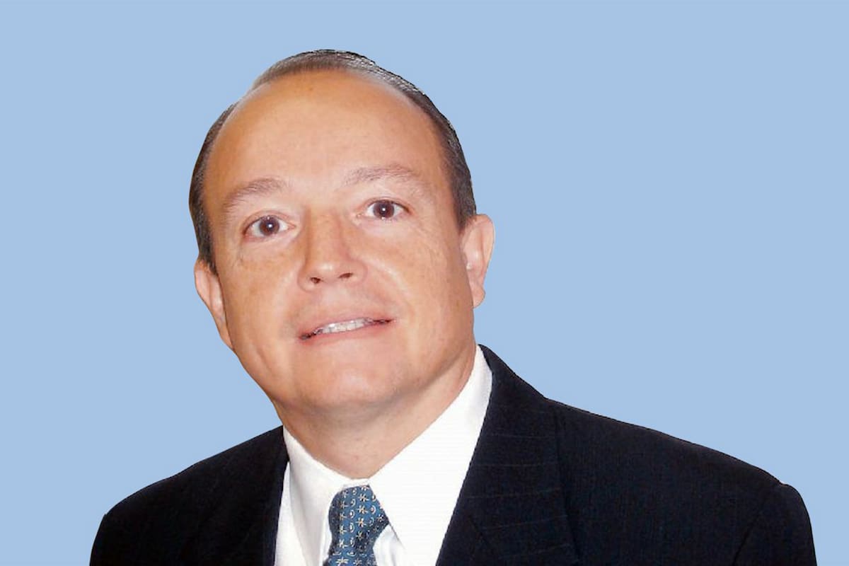 Estudió Economía en la Universidad Nacional de Córdoba e hizo el doctorado en la Universidad de Yale. Fue subsecretario de Financiamiento durante la gestión de Domingo Cavallo. Trabajó en el Banco Mundial y fue economista jefe para América Latina en Lehman Brothers, Citi Bank y Standard Poor’s. Actu