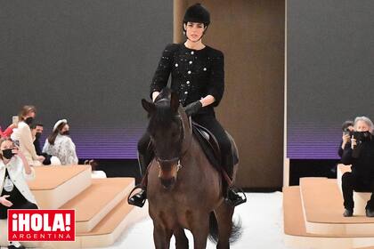 Estudió Filosofía en la universidad pública París 1 Panteón-Sorbona, salta a caballo y trabaja como modelo para grandes marcas.