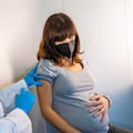 ¿Las vacunas contra el Covid están vinculadas con los abortos espontáneos?