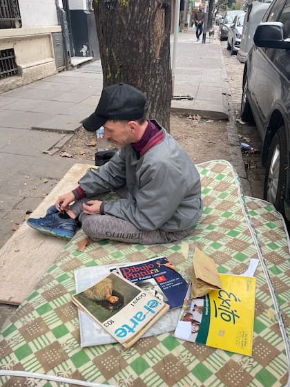 “Estuve tratando de sacar turno para hacer terapia, yo sé que estoy enfermo, pero es que es muy difícil vivir en la calle", asegura Carlos. Foto: Teresa Buscaglia