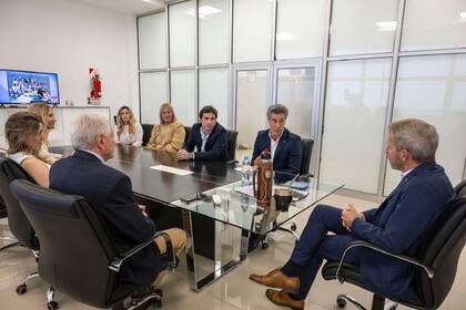 Estuvieron Andrea Firpo, Luisina Laporta, Guadalupe Vivanco y Valeria Trucco, por parte de la entidad, mientras que de parte del gobierno provincial estuvo el secretario de Agricultura y Ganadería de la provincia, Raúl Boc Ho, además del gobernador Rogelio Frigerio