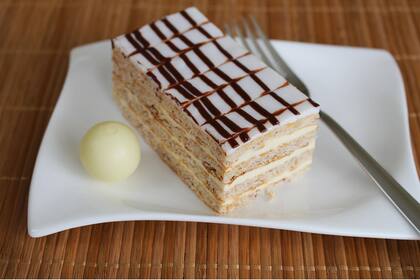 Eszterhazyschnitte, un postre clásico de la tradición húngara.