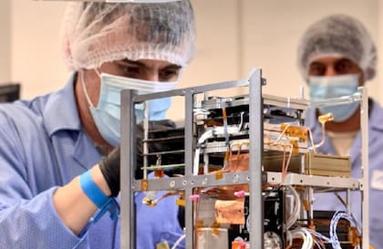Etapa final de integración del satélite Atenea que integró la misión Artemis II