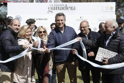 Etchevehere y el intendente de Balcarce, Esteban Reino, con expositores y directivos de LA NACION