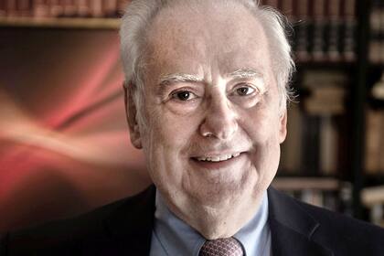 Etcheverry fue rector de la Universidad de Buenos Aires y es miembro de la Academia Nacional de Ciencias de Buenos Aires