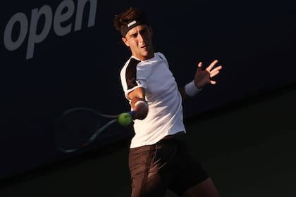 Etcheverry golpea desde el fondo de la cancha, una situación repetida en la victoria sobre Navone; desde hacía tiempo el platense anhelaba acceder a los octavos de final de un campeonato de Grand Slam.