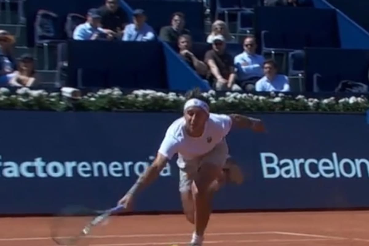 Etcheverry se esfuerza, pero no llega al saque de abajo de Borges, que con esa acción definió el match