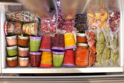 Etiquetar, guardar verticalmente, conocer la temperatura adecuada, no congelar ciertos productos son claves a la hora de cocinar.