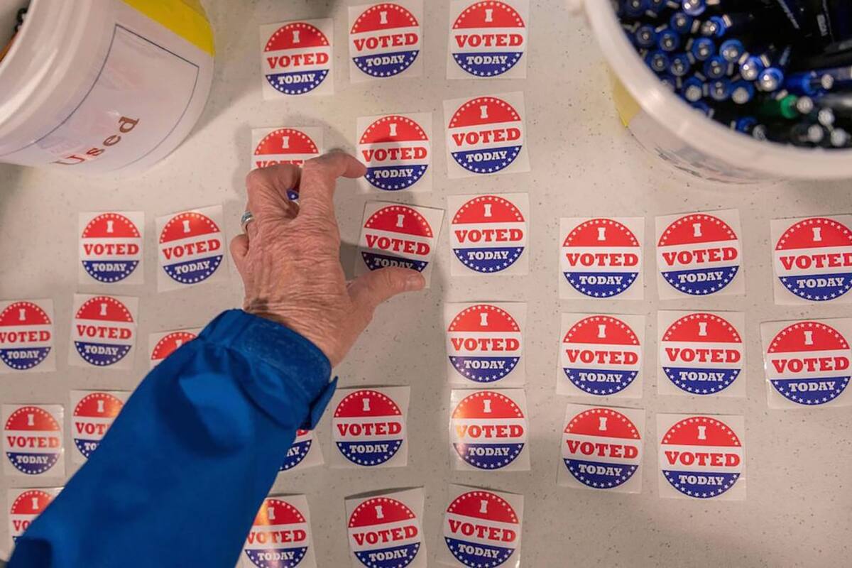 Etiquetas de voto en una casilla de Missouri, en octubre de 2022