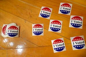 Etiquetas engomadas con la inscripción "Yo voté" en un lugar de votación en Kennebunk, Maine, martes 5 de marzo de 2024. En el llamado Supermartes se realizan elecciones primarias en 16 estados y el territorio de Samoa Americana, con cientos de delegados en juego, la mayor cantidad en una sola jornada para cualquiera de los dos partidos principales. (AP Foto/Michael Dwyer)