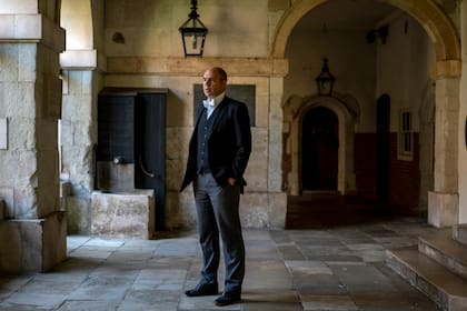 Simon Henderson, el director más joven del Eton College