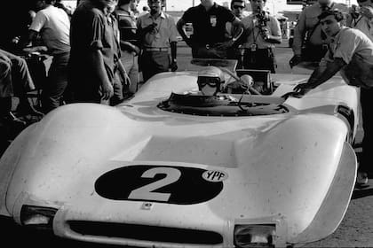 Euforia. Carlos Marincovich en boxes durante las prácticas para los 1000 Km de Buenos Aires de 1970; cada salida a la pista del LR era recibida con una gran ovación