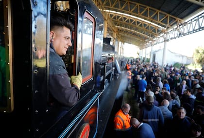 Euforia por la llegada de la locomotora 3925 a Mar del Plata para celebrar los 140 años del viaje del primer tren a esa ciudad