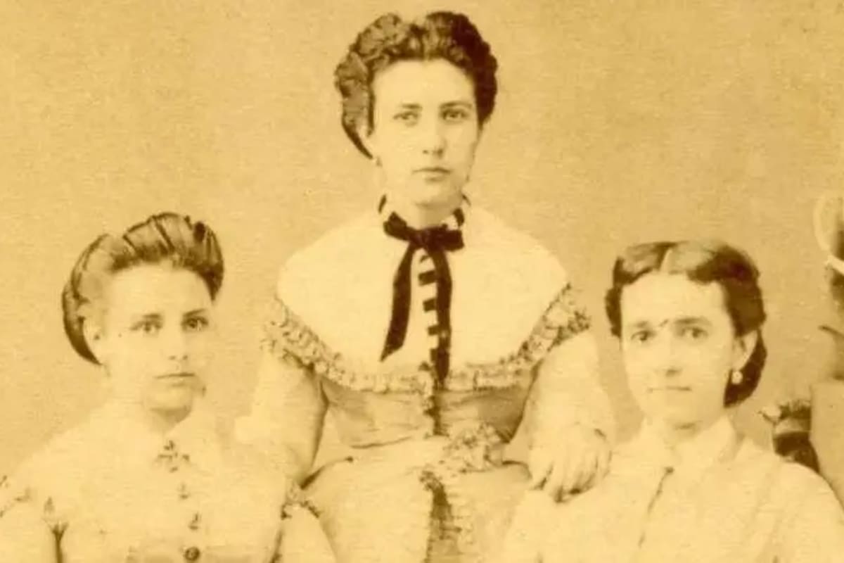 Eufrásia Teixeira Leite está de pie. Su hermana Francisca, a la derecha, y una prima a la izquierda