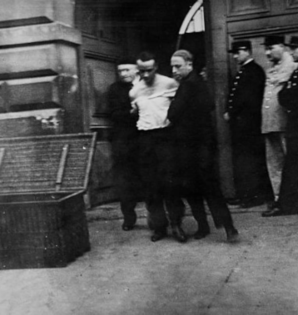 Eugen Weidmann es llevado por dos guardias hacia la guillotina el 17 de junio de 1939 (Foto: Getty Images)