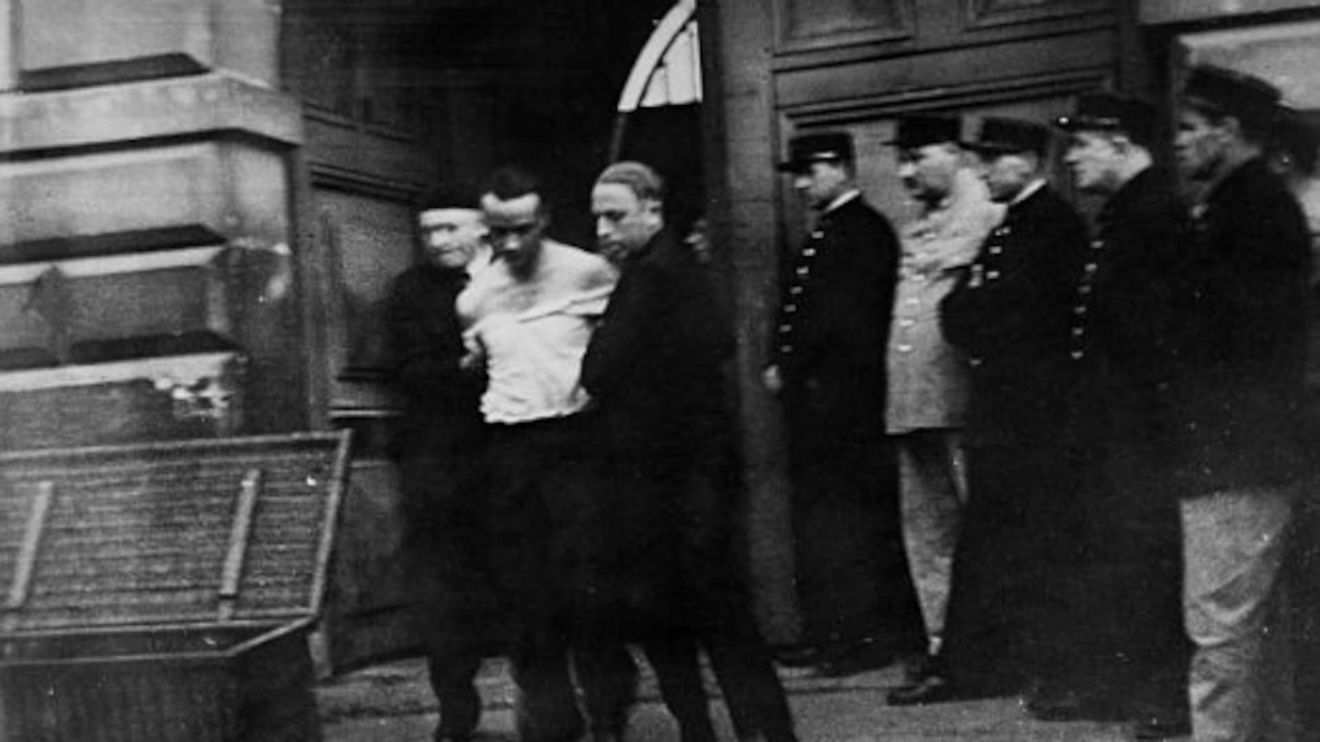 Eugen Weidmann es llevado por dos guardias hacia la guillotina el 17 de junio de 1939 (Foto: Getty Images)