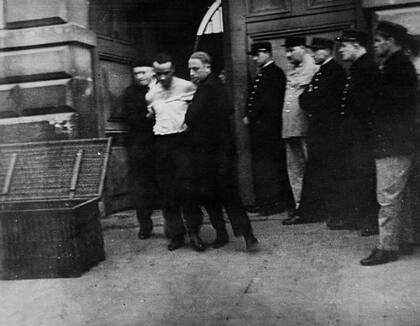 Eugen Weidmann es llevado por dos guardias hacia la guillotina el 17 de junio de 1939 (Foto: Getty Images)