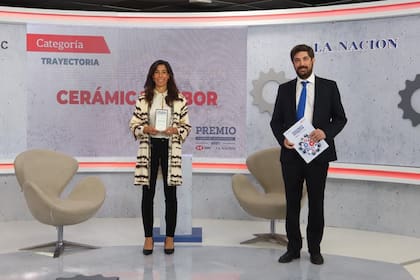 Eugenia Ctibor, directora de Cerámica Ctibor, junto a Ignacio Federico, periodista de LA NACION