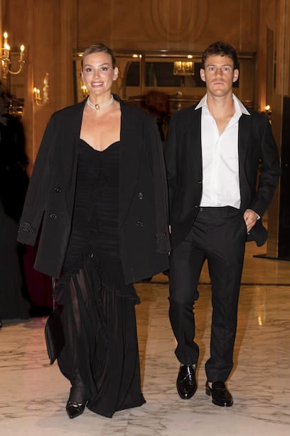Eugenia Di Martino y Diego “Peque” Schwartzman. La modelo optó por un look monocromo de vestido drapeado con escote corazón y volados de Revolve, blazer oversized y zapatos Sarkany.