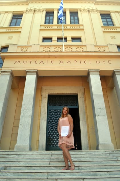 Eugenia en su día de graduación, en la puerta de la Universidad Aristóteles de Tesalónica. Grecia la marcó tan profundo que registró su experiencia en un libro digital, donde cuenta cómo fue vivir la crisis, así como sobre su gente, los lugares, cómo es estudiar allí y más.