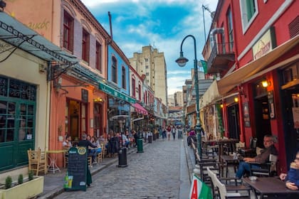 Eugenia extraña la costumbre griega de conversar por horas con una taza de café en las callecitas mágicas de Tesalónica.