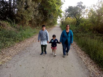 Eugenia, junto a sus dos hijos. "Yo empecé a trabajar a los 14 años y mi marido, a los 10", dice y asegura que no quiere eso para sus hijos. Foto: gentileza DYA