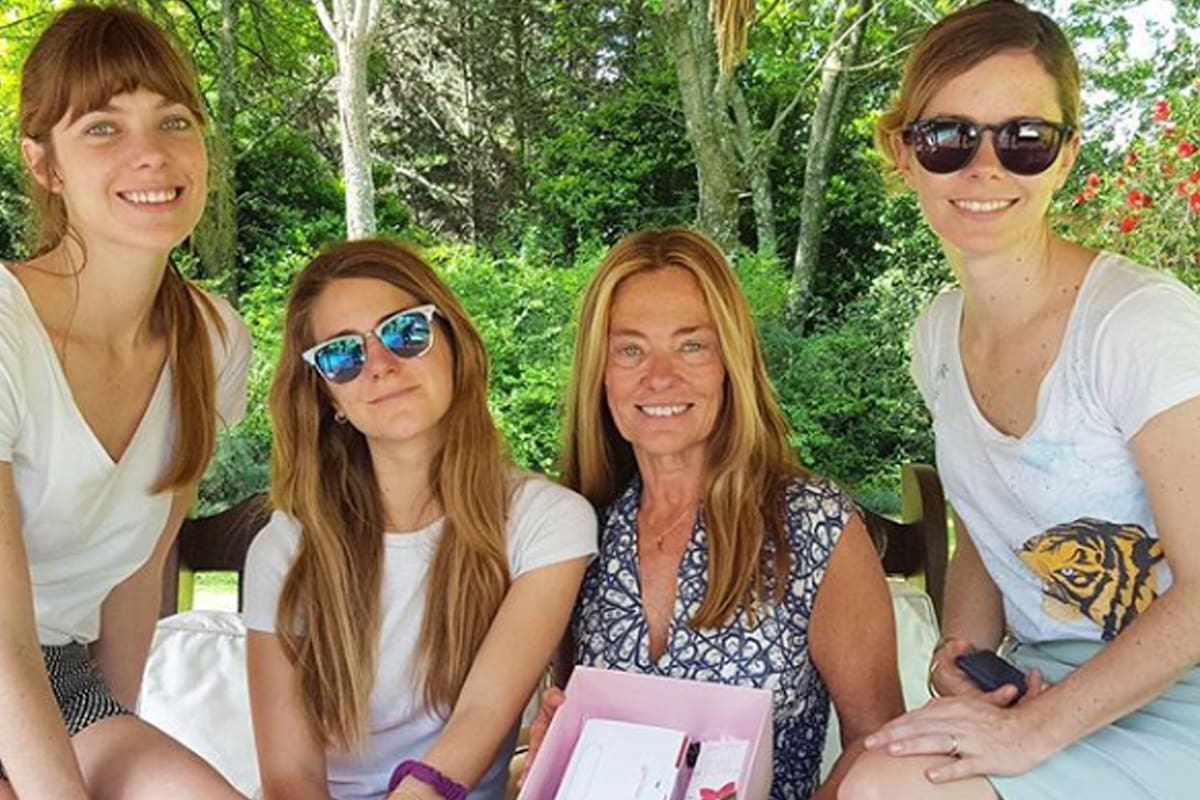 Eugenia junto a sus hermanas y su madre