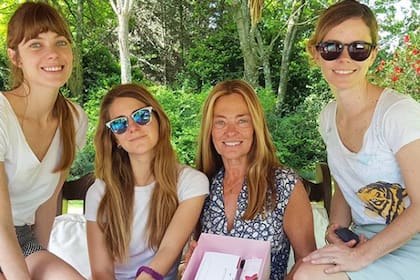 Eugenia junto a sus hermanas y su madre