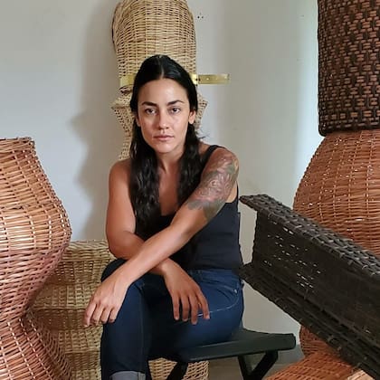 Eugenia Mendoza, rodeada por algunas de sus obras.