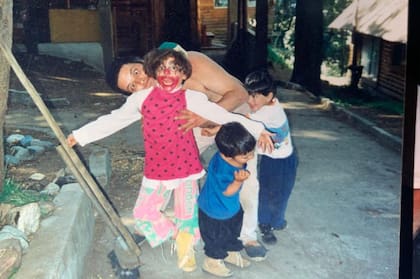 Eugenia nació en una familia muy humilde, con muchas carencias. En Bariloche, vivían siete personas en un espacio hecho de piedra y madera de veinticinco metros cuadrados, sin baños, sin calefacción y mal aislada. El agua, por otro lado, la buscaban del río más cercano con bidones.