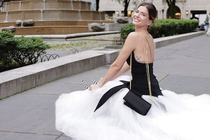 Eugenia posa en Nueva York, adonde viajó invitada por Carolina Herrera. “Fue una experiencia sublime. Todas las influencers del mundo estaban como si fuera un día habitual, ellas están acostumbradas a eso, pero para mí era todo nuevo. Estar en la primera fila del show de Carolina Herrera en el Nueva York Fashion Week fue una locura. ¡Me encantó!”, afirma la actriz y cantante.