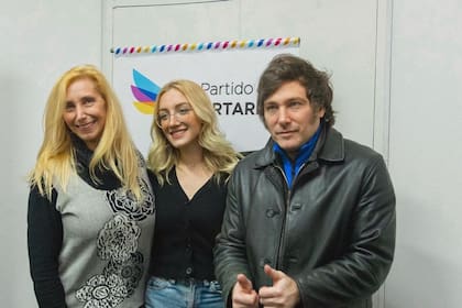 Eugenia Rolón con el presidente Javier Milei y su hermana Karina