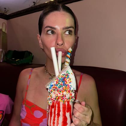 Eugenia Suárez disfrutando de un llamativo postre