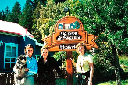 Eugenia y amigas cuando inuaguró la hostería, antes de irse a vivir a Estados Unidos.