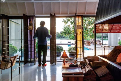 Eugenio Aguirre, el reconocido diseñador de muebles de autor, en su casa