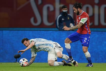 Eugenio Mena marcó a Lionel Messi en la Copa América y en Racing, mantiene su nivel (Juan Mabromata, Pool via AP)