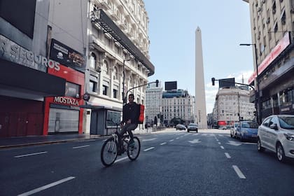 Carlos Oliveros, entrega con su bici en el centro