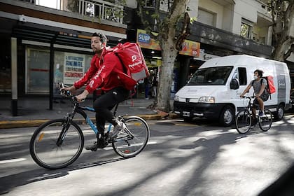 EUGENIO RIVAS, repartidor. Trabaja más de ocho horas por día en bicicleta