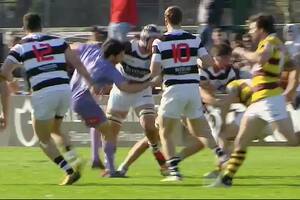 Eugenio Sartori, de CASI, atropella a Mauro Rossi (de violeta), que ya había sido empujado por Tobías Bernabé, de Belgrano; el árbitro se va al piso, pero podrá continuar dirigiendo el partido del Top 13 de la URBA.