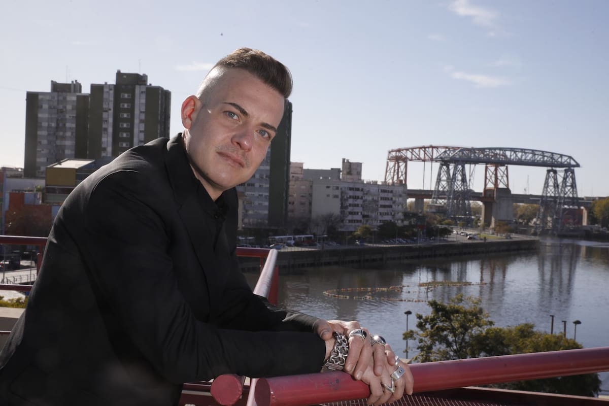 Eugenio Viola en Fundación Andreani, frente al puente transbordador de La Boca