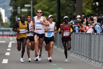 Eulalio Muñoz de Argentina, corre en el pelotón con Filex Chemongesi (Uganda), Jacob Riley (EE.UU.) y Adbi Hakin Ulad (Dinamarca)