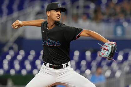 Eury Pérez de los Marlins de Miami lanza ante los Nacionales de Washington, el jueves 18 de mayo de 2023. (AP Foto/Marta Lavandier)