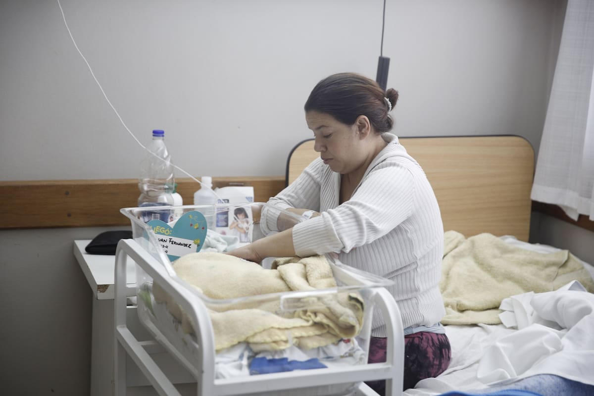 Eusebia Fernández con Luan, recién nacido