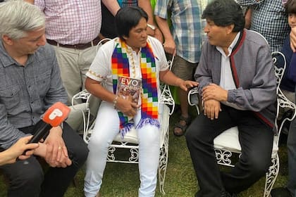 Evo Morales con Milagro Sala y Álvaro García Linera en la casa de la dirigente.