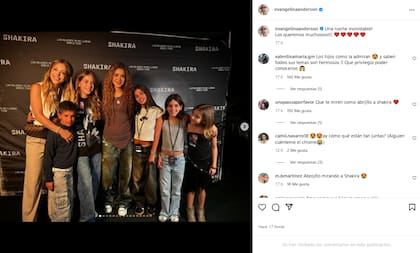 Eva Anderson y sus hijas posaron junto a Shakira (Foto: Instagram @evangelinaanderson)