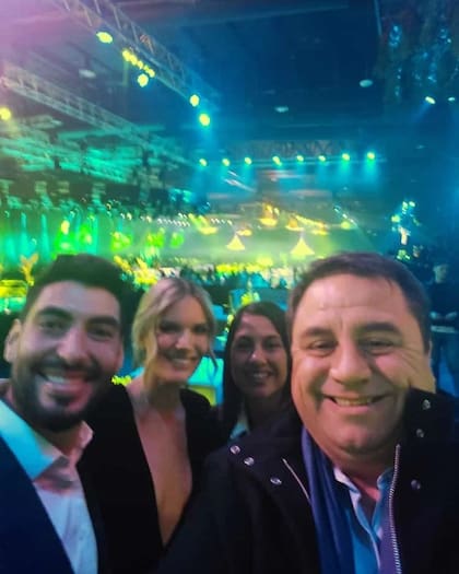 Eva Bargiela acompañó a Moyano y se tomaron fotos junto al director nacional del Correo Argentino, Manino Iriart