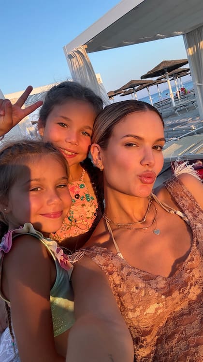 Eva Bargiela disfrutó de unos días en la playa con Valentina y Francesca, hijas del Cholo Simeone y Carla Pereyra